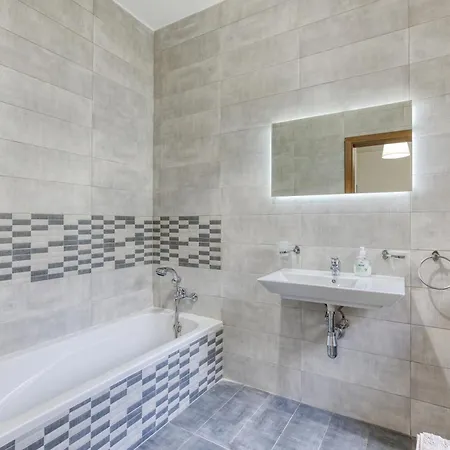 Beautiful Pent With Terrace & Spectacular Views By 360 Estates * 루카