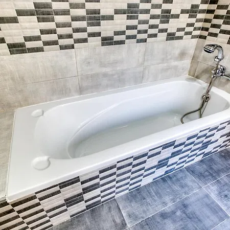 Beautiful Pent With Terrace & Spectacular Views By 360 Estates * 루카
