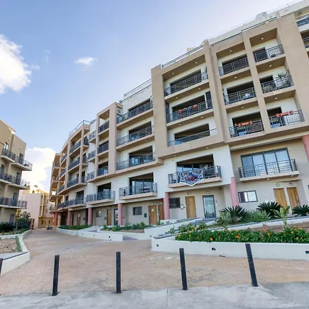 Beautiful Pent With Terrace & Spectacular Views By 360 Estates * Luqa